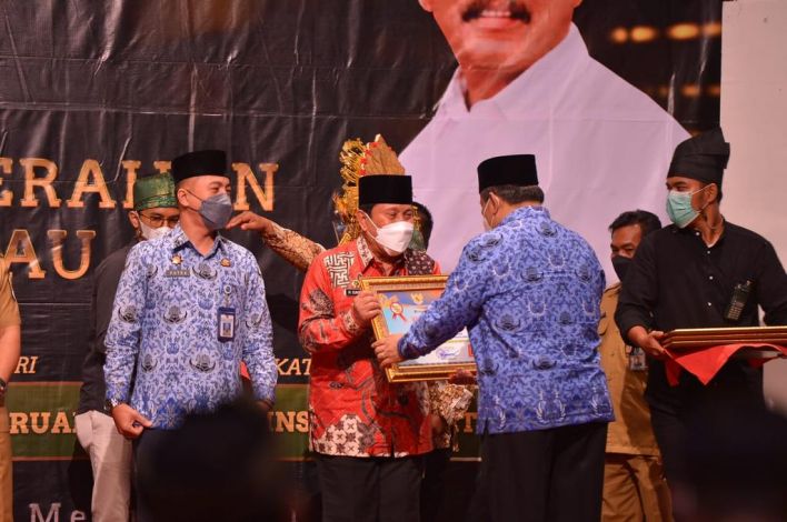 Bupati Rohul Terima KI Riau Awards 2021