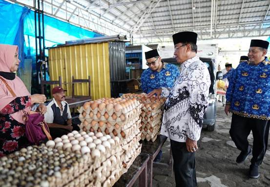 Jaga Stabilitas Harga, Bupati Inhil Muhammad Wardan Tinjau Operasi Pasar