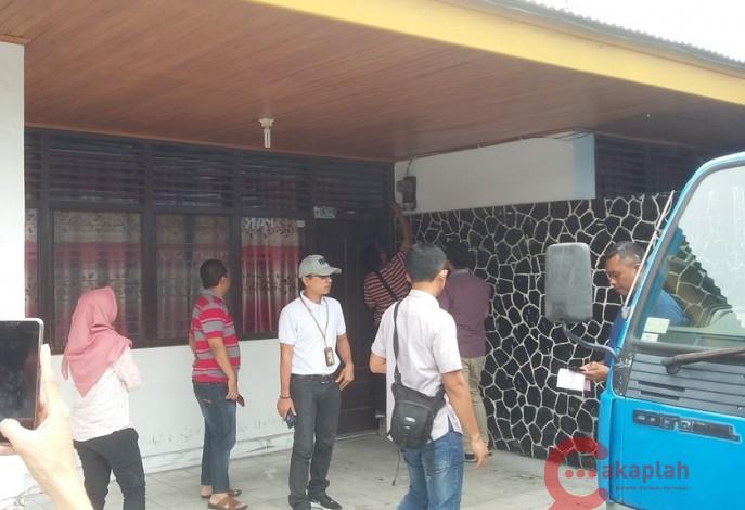Nunggak Dua Bulan, Petugas PLN Putus Jaringan Listrik Kantor Dinas Sosial Riau