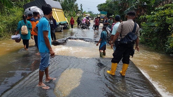 Tergerus Banjir, Jalan Lintas Rengat-Tembilahan Putus
