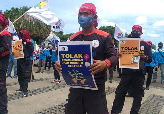 Buruh Bergerak Demo Tolak Omnibus Law di Gedung MK