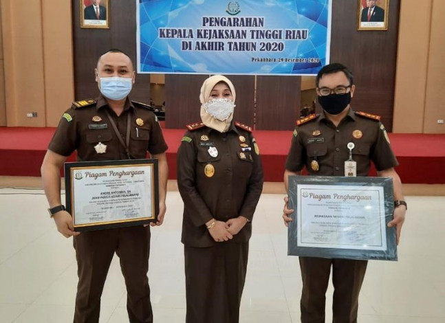 Pidsus Kejari Pelalawan Terima Penghargaan Peringkat 2 dari Kejati Riau