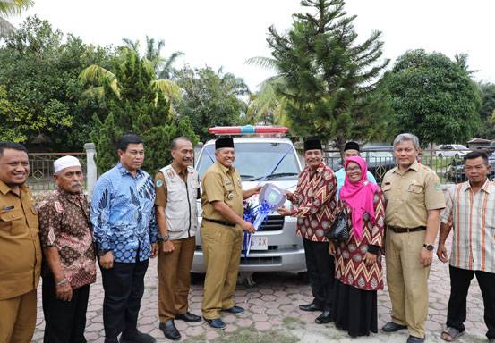 Jauh dari Puskesmas, Bupati Siak Serahkan Ambulans untuk Warga Kampung Jambai Makmur
