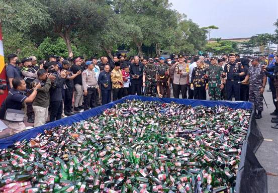 Polda Riau Musnahkan 30.000 Botol Miras dan 73 Kg Ganja Hasil Operasi Pekat Jelang Nataru