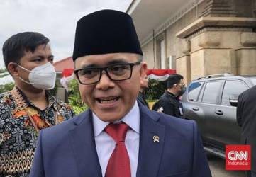 Menpan-RB Abdullah Azwar Anas meluruskan isu anggaran pengentasan kemiskinan Rp500 triliun habis hanya untuk rapat dan studi banding. (CNN Indonesia/Ramadhan Rizki Saputra)