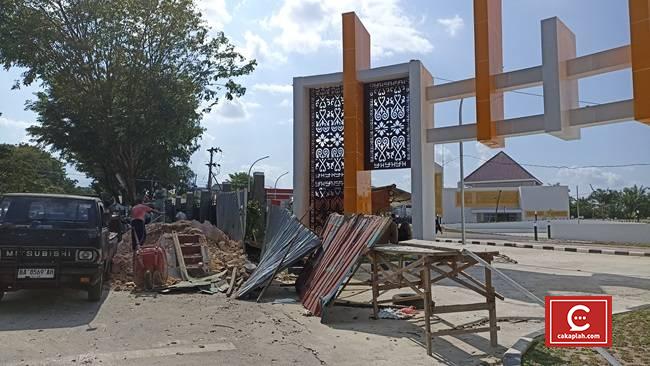 Halangi Pintu Masuk RCH, Halte Bus TMP di Jalan Arifin Achmad Dibongkar