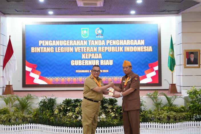 Dinilai Berjasa, Gubri Edy Nasution Dianugerahi Bintang LVRI