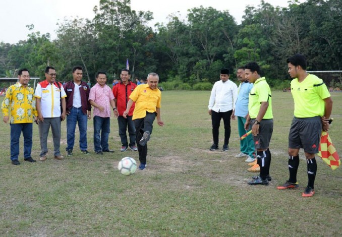 Cagub Riau Nomor 4 Buka Turnamen Sepak Bola Simpang Beringin Cup