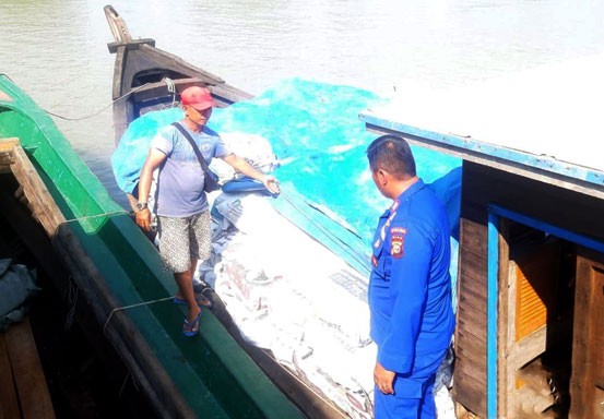 Polair Polda Riau Amankan Kapal Bermuatan 10 Ton Arang Bakau