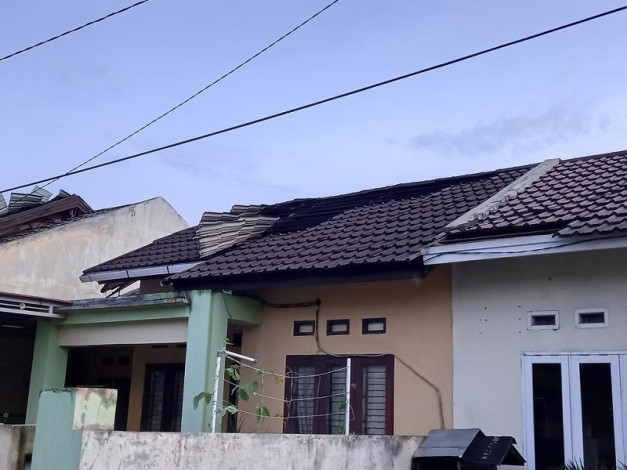 Angin Puting Beliung Rusak Rumah Warga di Pekanbaru