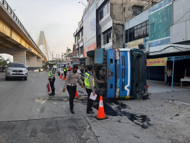Breaking News: Truck Terguling di Jalan Sudirman Pekanbaru
