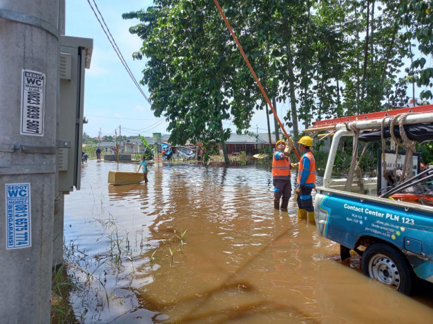 PLN Putus Arus Listrik di Perumahan Pekanbaru yang Terendam Banjir