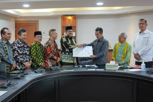 Bupati Siak Serahkan Dokumen Usulan Tengku Buwang Asmara Jadi Pahlawan Nasional