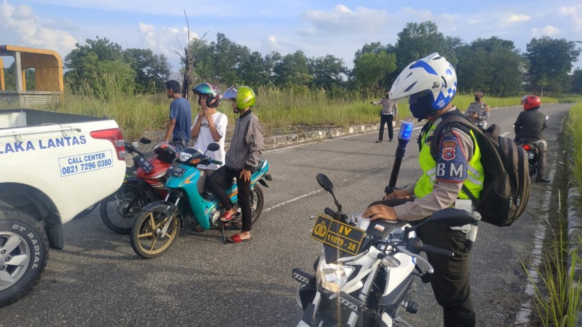 Patroli Balap Liar Saat PSBB, Polisi Tegur Empat Santri Sedang Nongkrong di Stadion Utama Riau