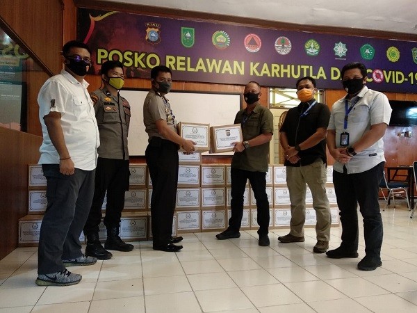 Ditreskrimsus Polda Riau Salurkan Paket Sembako untuk Warga Terdampak Covid-19