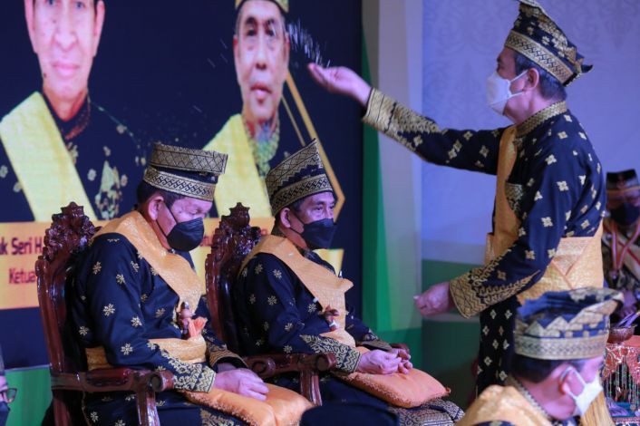 Datuk Setia Amanah Kukuhkan Pimpinan LAMR, Ini Pesan Gubernur Riau