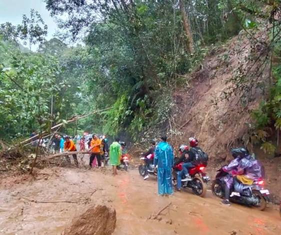 Material Longsor Dibersihkan, Jalan Lintas Riau-Sumbar Kembali Dibuka