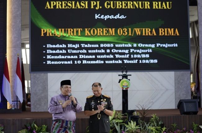 Pj Gubri Beri Hadiah Haji dan Umroh untuk Prajurit TNI Berprestasi