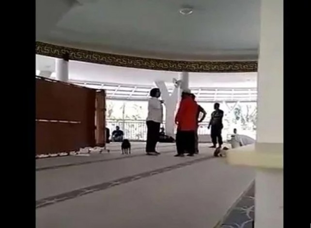Viral, Wanita Ini Mengamuk dan Lepaskan Anjing di Dalam Masjid