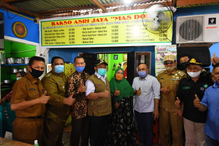 Bantu Pulihkan Usaha Warga Terdampak Covid-19, Bupati Kampar dan Anggota DPRD Makan Bakso di Pandau Jaya