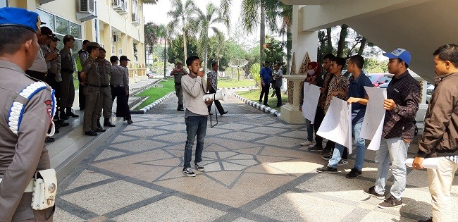 Sorot Kontribusi PT MGI, Mahasiswa Demo di DPRD Pelalawan