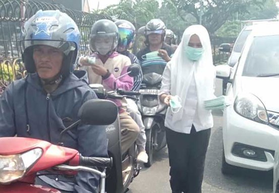 Diskes Riau Bagikan 1.000 Masker Gratis ke Pengguna Jalan