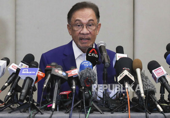 Anwar Ibrahim Serahkan Usulan Pemakzulan Muhyiddin