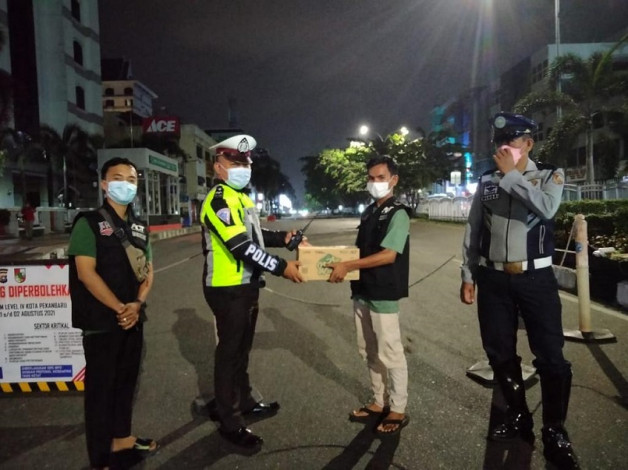 ACT Riau Serahkan Air Minum Wakaf untuk Petugas Pos PPKM