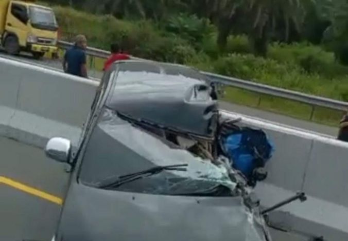 Kecelakaan di Tol Permai, Innova Ringsek Usai Tabrak Pembatas Jalan