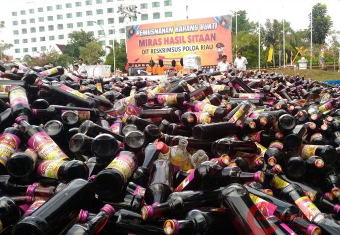 Polda Riau Musnahkan Puluhan Ribu Botol Miras Oplosan