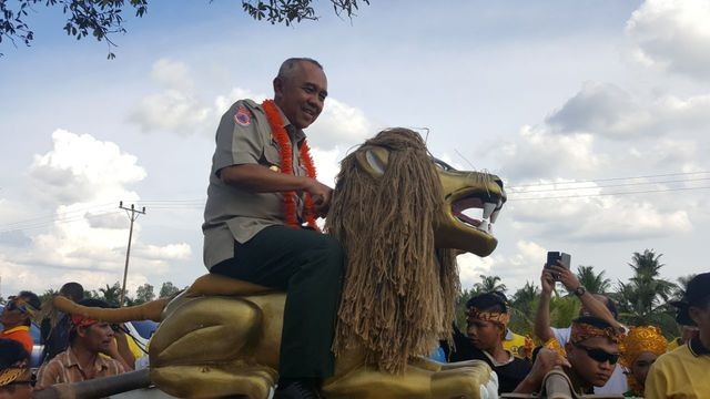Hadiri Panen Raya di Inhil, Gubri Terlihat Ragu Naik Singa Depok