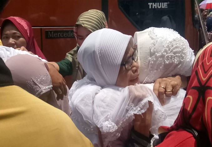 Kedatangan Jemaah Haji Pekanbaru Disambut Tangis Haru Keluarga