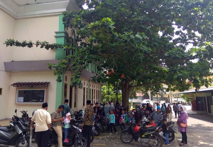 Ratusan Keluarga Menunggu Kedatangan Jemaah Haji di Kemenag Pekanbaru