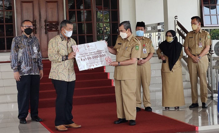 OJK Riau Serahkan Ranjang Pasien untuk Rumah Singgah Oksigen, Nilainya Rp263 Juta