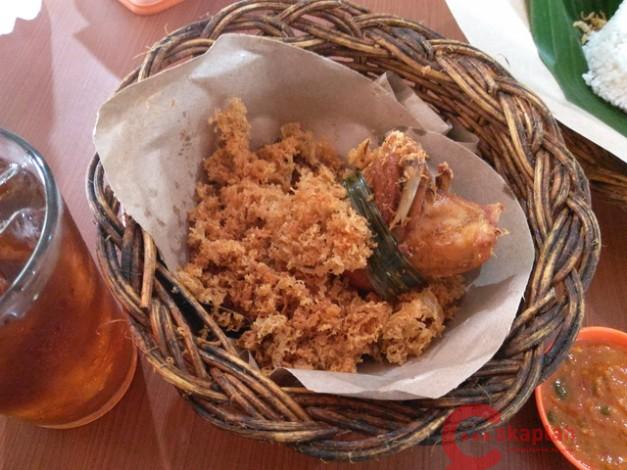 Yuk, Nikmati Masakan dengan Resep Tradisional di Ayam Kremes Balut Pandan