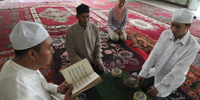 Muslim Uighur di China Dilarang Simpan Sajadah dan Alquran