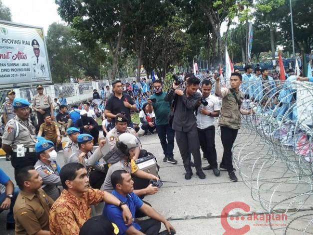Dipisahkan Kawat Berduri, Perwakilan DPRD Riau Temui Pengunjukrasa