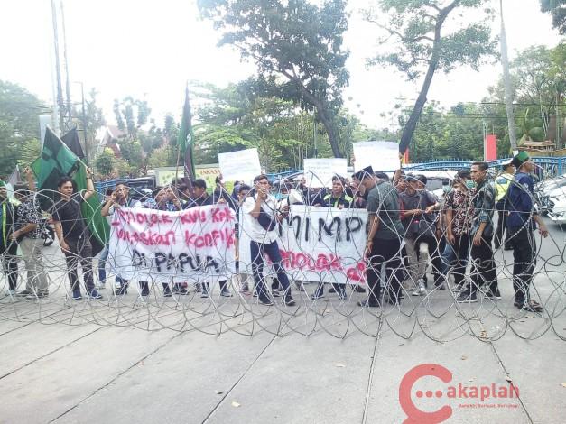 Demo di DPRD Riau, Massa HMI Marah Disambut Kawat Berduri