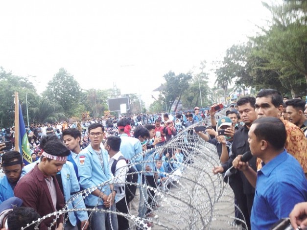 Aliansi Mahasiswa Riau Menggugat Sampaikan 7 Tuntutan ke DPRD