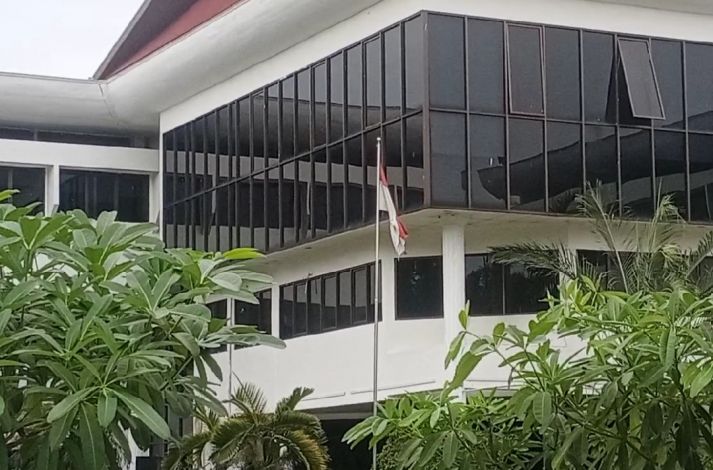 Pemprov Riau Instruksikan Kibarkan Bendera Setengah Tiang Hari Ini dan Satu Tiang Penuh Besok