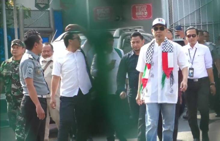 Bebas dari Lapas Salemba, Munarman Kenakan Syal dan Topi Palestina