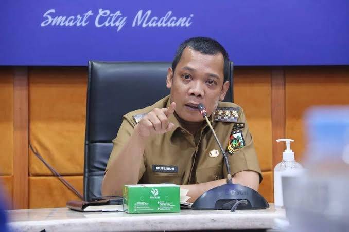 Pj Walikota Perintahkan Satpol PP Tanggalkan Baliho Tak Sesuai Aturan, Termasuk yang Dipaku ke Pohon