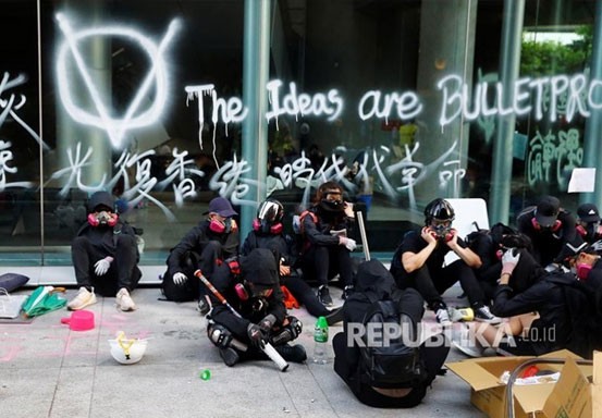 Polisi Hong Kong Temukan 3.989 Bom Bensin di Kampus