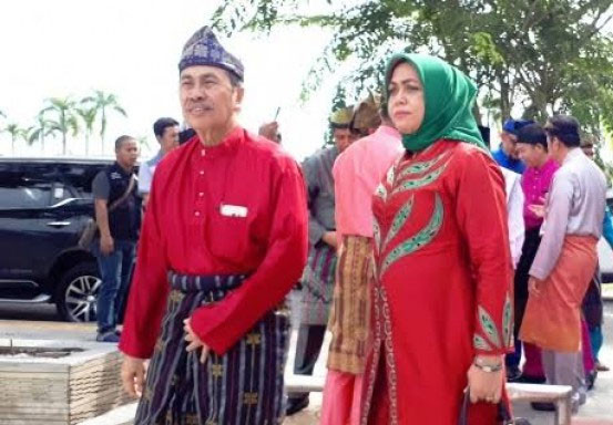 Istri Gubernur Riau dan Dua Ajudan Positif Covid-19