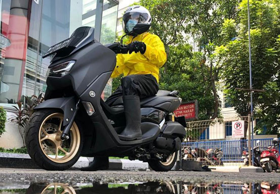 Yamaha Riding Academy Bagikan Tips Berkendara Sepeda Motor Saat Hujan