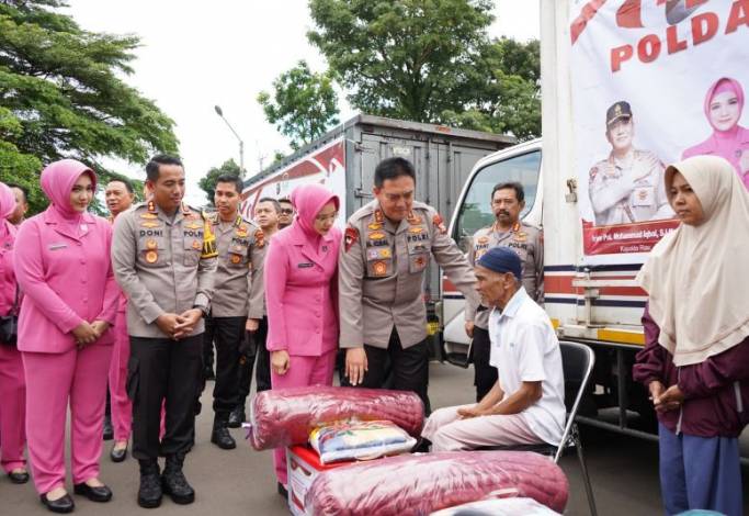 Kapolda Pertama yang Turun Langsung ke Lokasi Gempa Cianjur, Irjen Iqbal Bawa 9 Truk Sembako