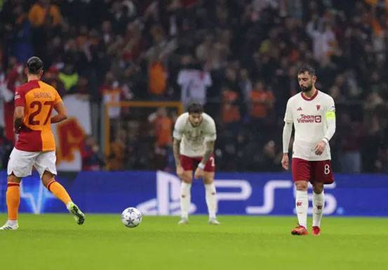 Manchester United harus puas bermain imbang 3-3 kontra Galatasaray pada laga kelima Grup A Liga Champions musim ini di Rams Global Stadium, Istanbul, Kamis (30/11/2023) dini hari WIB. AP Photo)