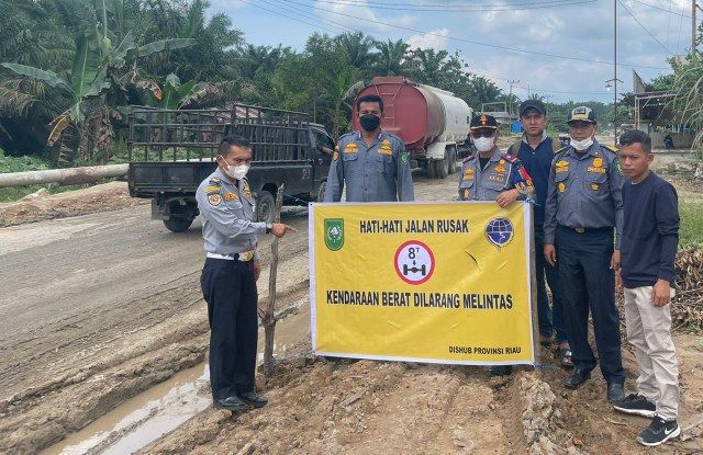 Kerap Terjadi Lakalantas, Dishub Riau Pasang Peringatan Jalan Rusak di Rohil
