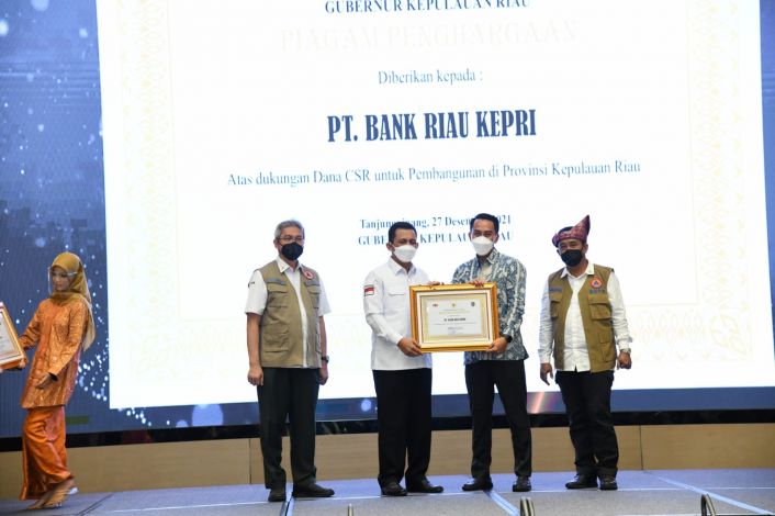 Dukung Percepatan Pembangunan Provinsi Kepri, Bank Riau Kepri Terima Penghargaan Gubernur