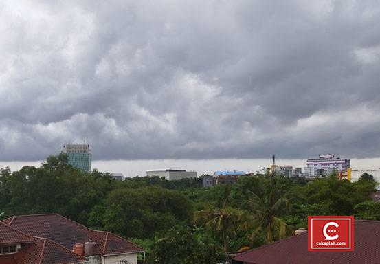 Waspada, Hujan Disertai Petir dan Angin Kencang Berpotensi Mengguyur Riau